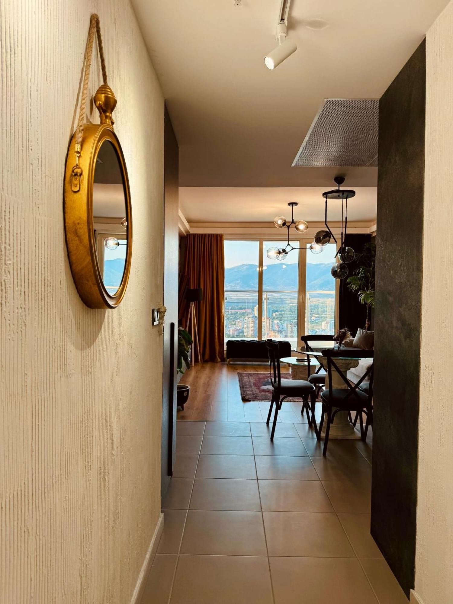 Royal Kate Included, 32nd Floor Apartman